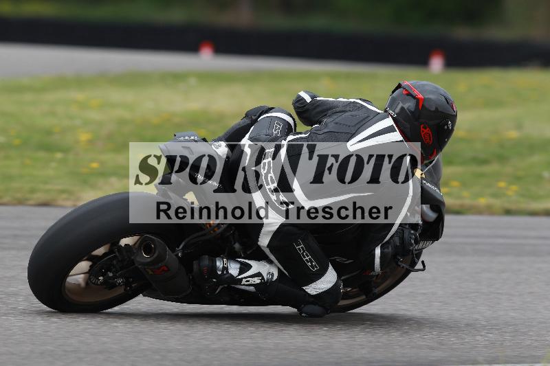 Archiv-2022/13 25.04.2022 Plüss Moto Sport ADR/Freies Fahren/backside